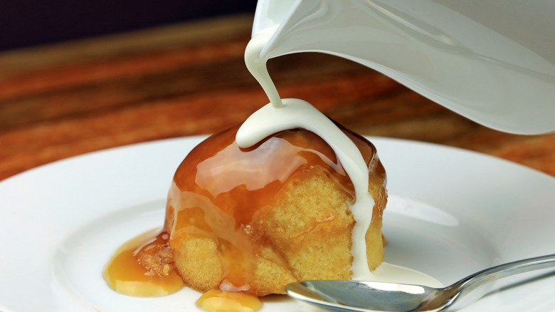 Treacle pudding with cream