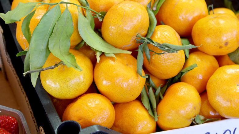 Oranges in a produce stand