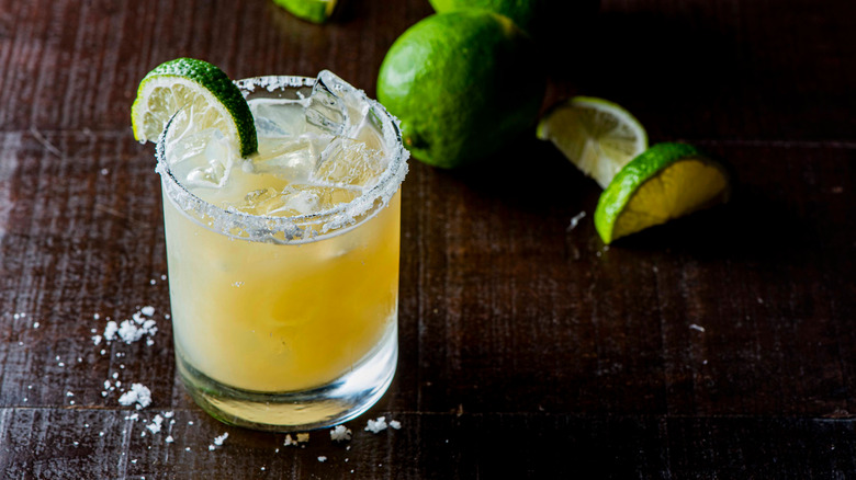 margarita on the rocks with limes