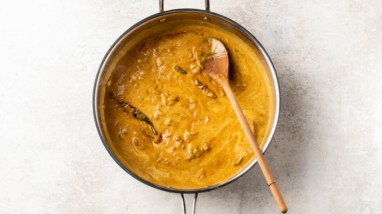curry sauce in pan 