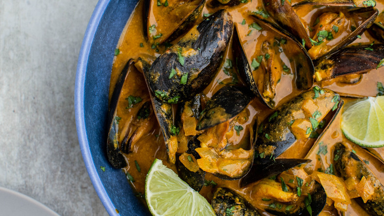 curry mussels in bowl 