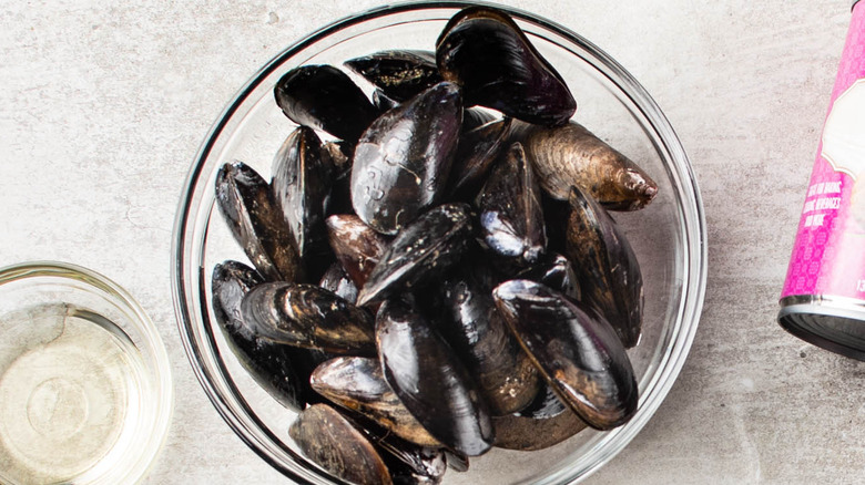 mussels in bowl 