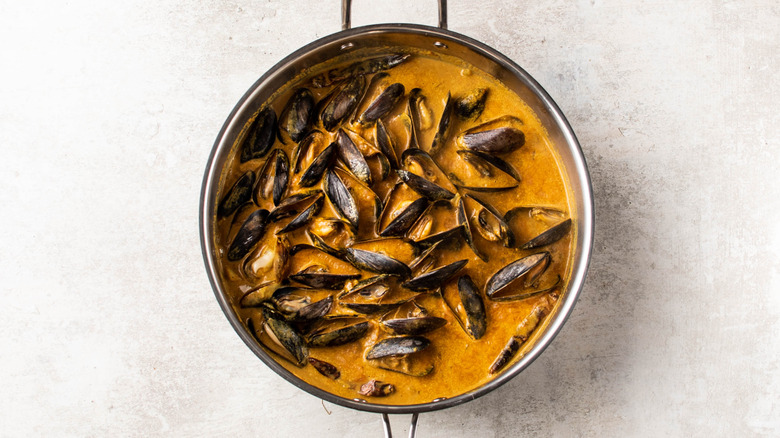 curry mussels in pan 