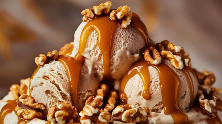 Ice cream with walnuts and caramel