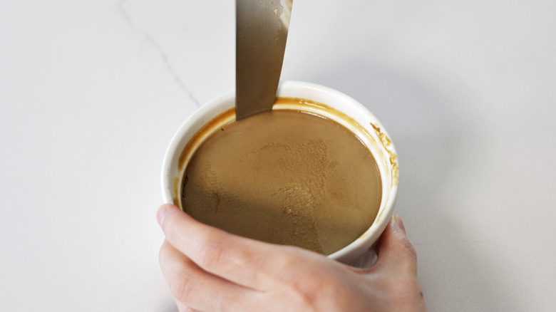 Unmolding custard pudding using a knife