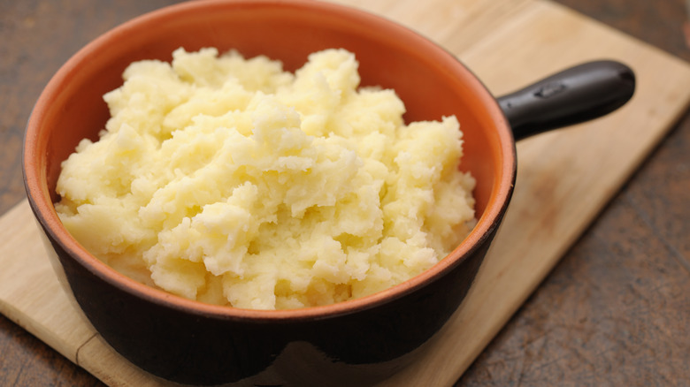 mashed potatoes in bowl