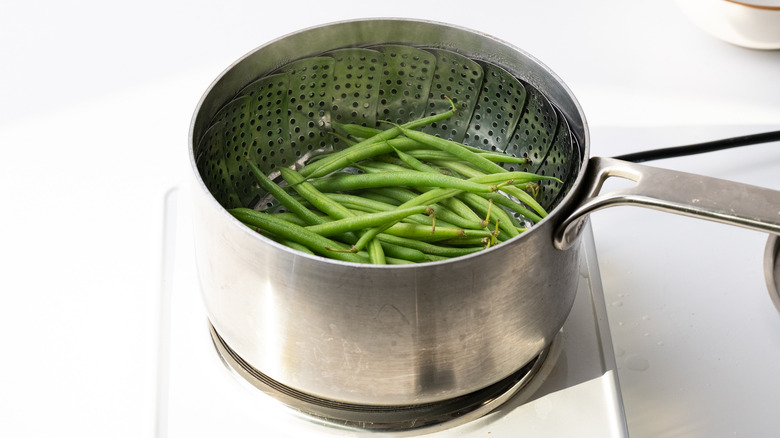 green beans in pan 