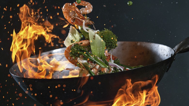 https://www.tastingtable.com/img/gallery/common-mistakes-everyone-makes-with-their-wok/intro-1650466317.jpg