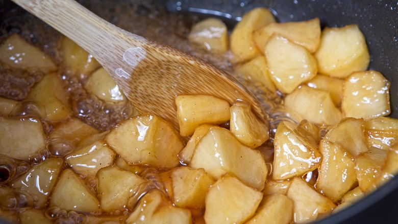 Heating a fruit compote