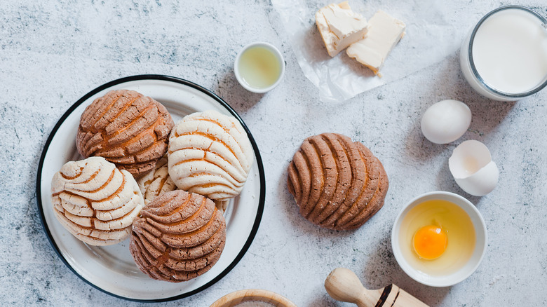 Conchas next to ingredients: milk, eggs, fat