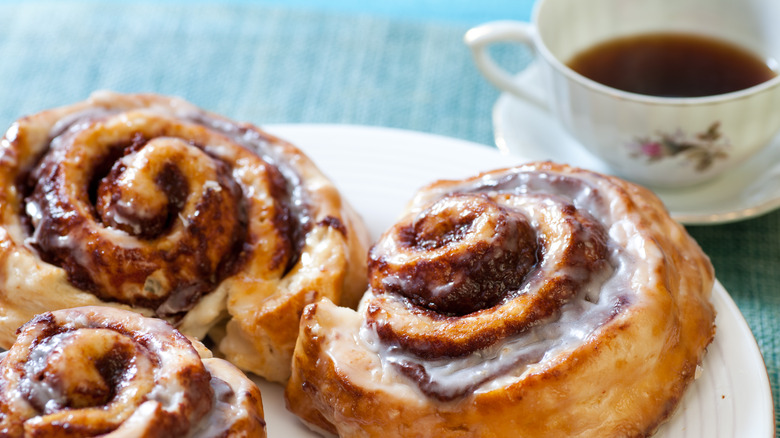 Cinnamon rolls on plate with coffee 