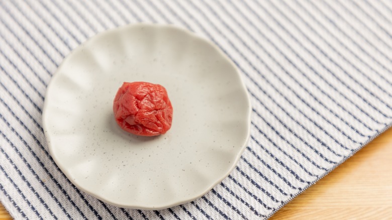 A single plated umeboshi