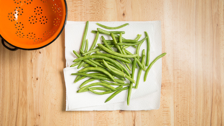 green beans on paper towel