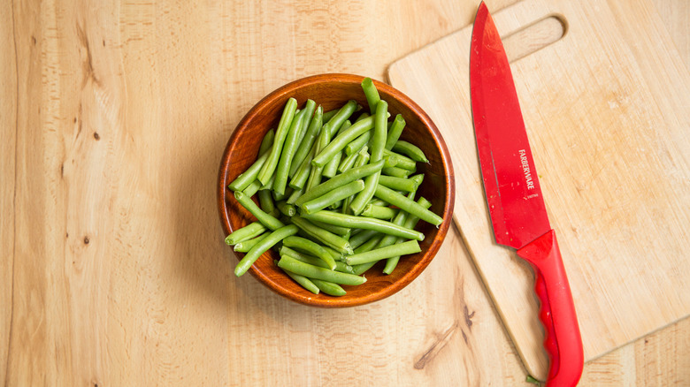 green beans in wooden bowl