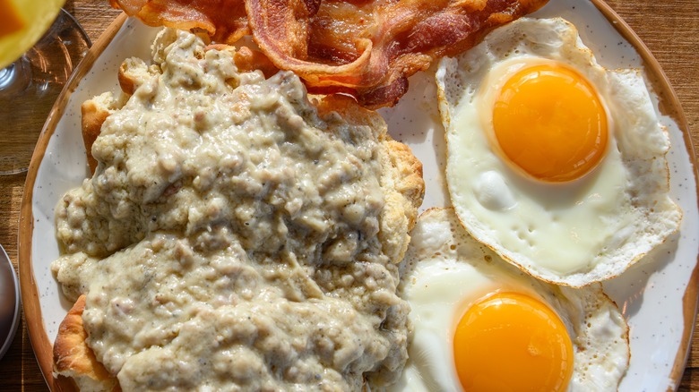 sausage gravy with eggs and bacon