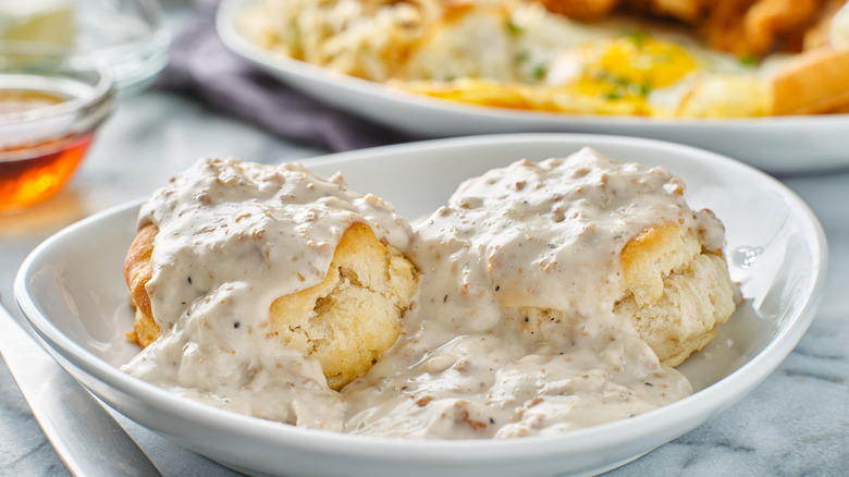 sausage gravy on buscuits