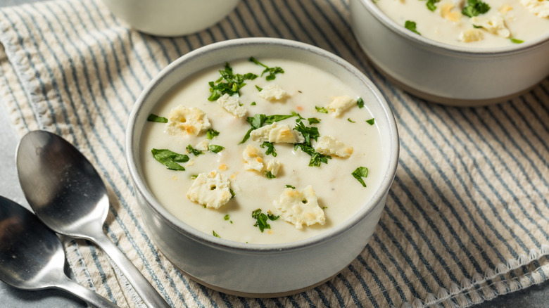 Clam chowder with crackers and parsley