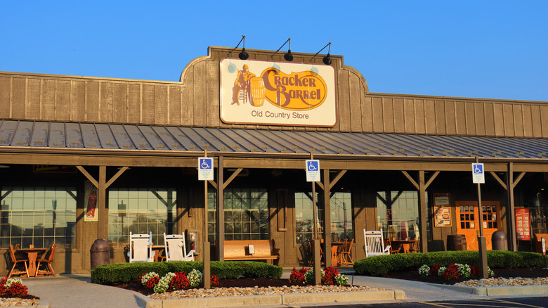 Exterior of Cracker Barrel restaurant