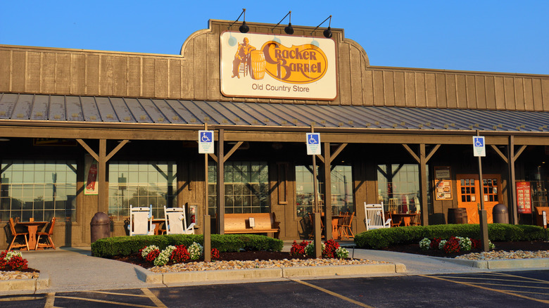 The outside view of Cracker Barrel storefront.