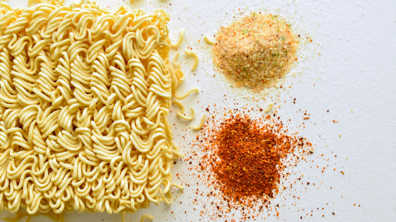 Dried instant noodles with 2 types of seasonings