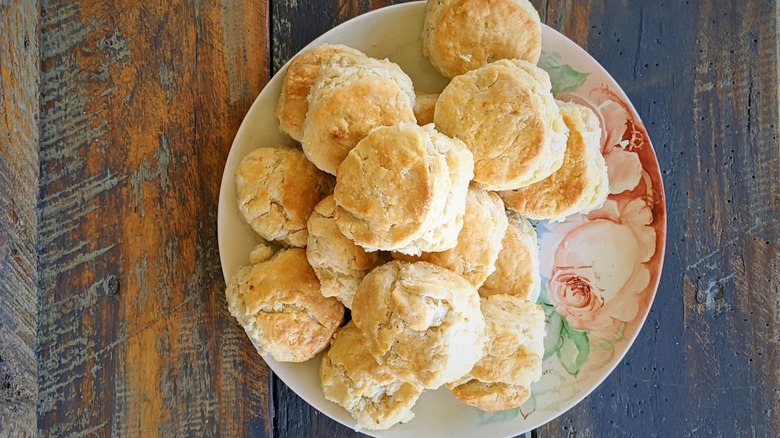 Painted plate with roses and warm biscuits