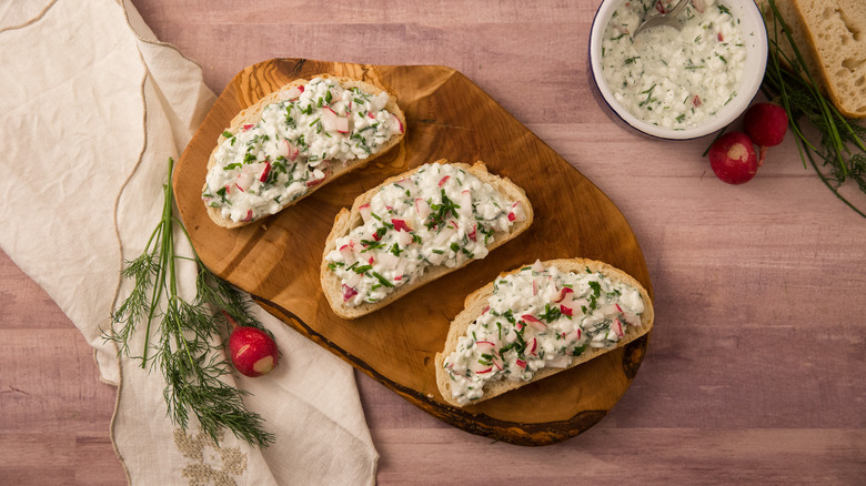 bread with cottage cheese spread