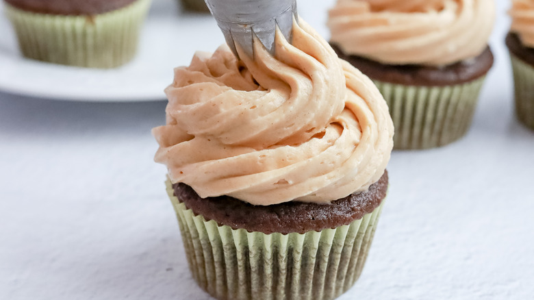 frosting cupcakes peanut butter frosting