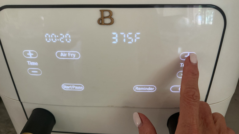 hand setting air fryer temperature