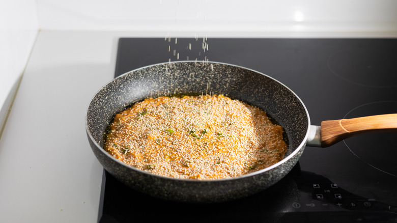 sprinkling kimchi pancake with seeds