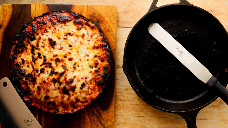 Cheesy baked crisp pan pizza