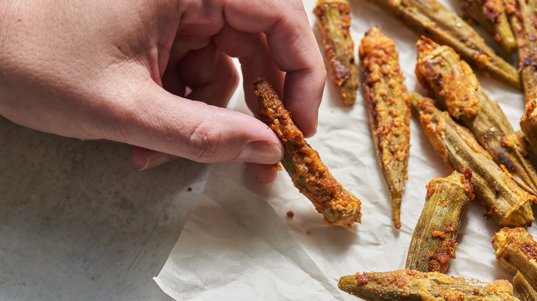 holding crispy okra pod