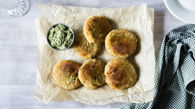 aloo tikki served with chutney