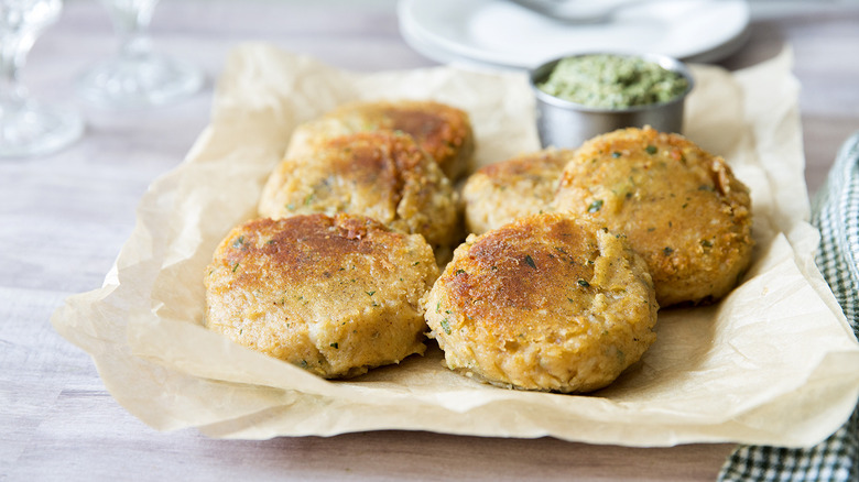 aloo tikki served on table