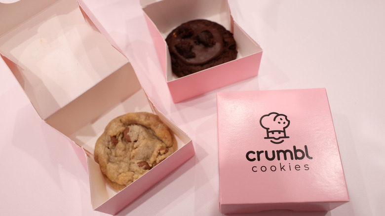 Crumble cookies in boxes