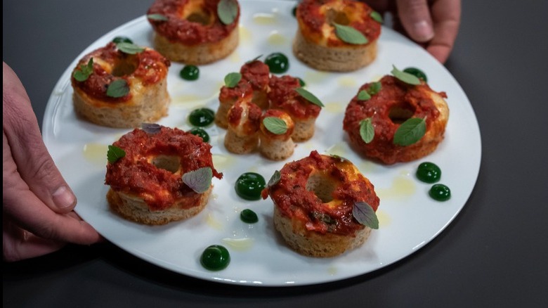 Crostinis and tomato sauce