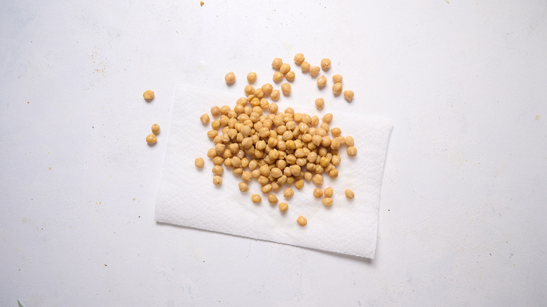 drying chickpeas on paper towel