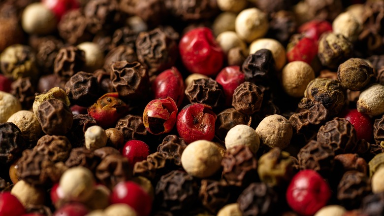 Mixed color peppercorns