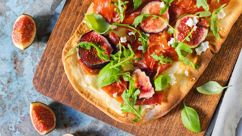 Flatbread pizza with toppings