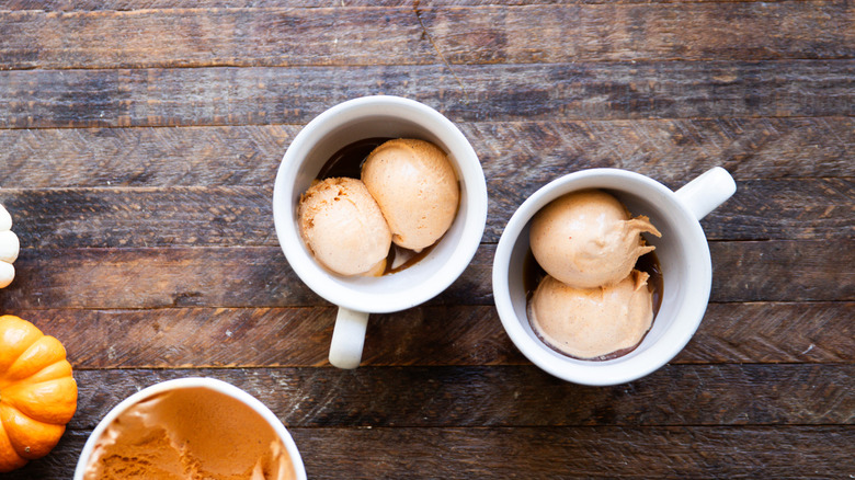 Mugs with pumpkin ice cream