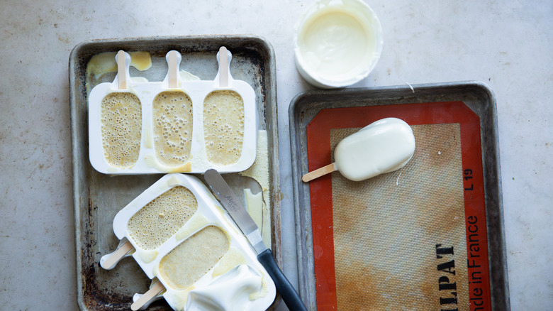 Dipped popsicles in white chocolate