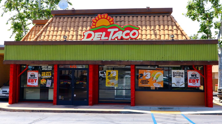 Del Taco restaurant exterior