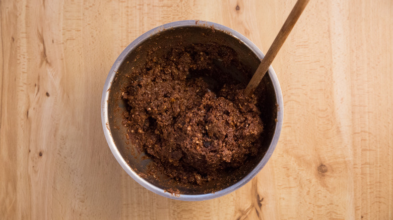 fig filling in mixing bowl