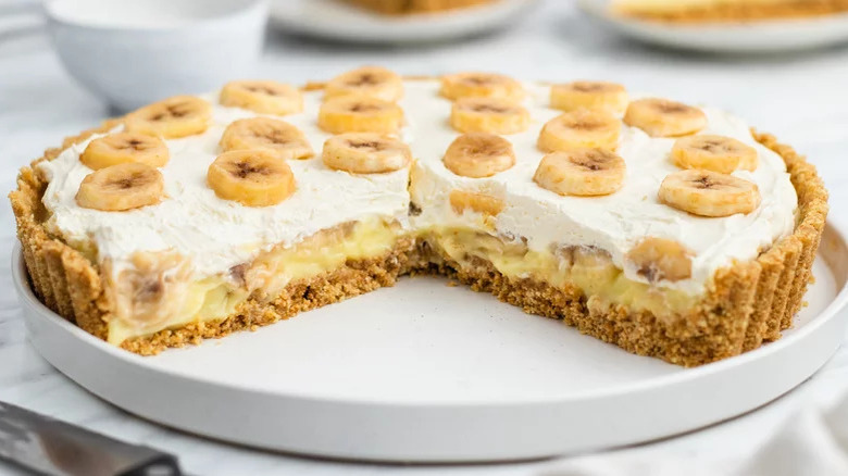 sliced banana pudding pie