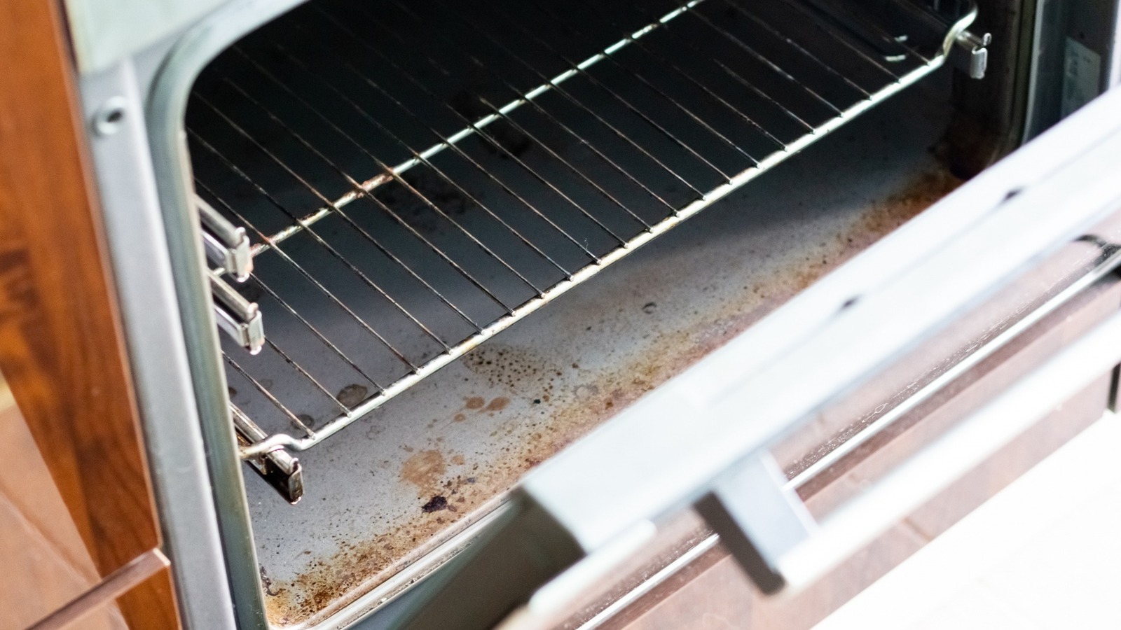 https://www.tastingtable.com/img/gallery/detergent-is-the-unexpected-solution-to-clean-stained-oven-racks/l-intro-1695320752.jpg