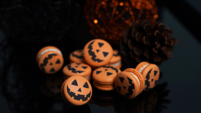 Halloween Jack-O-Lantern Macarons