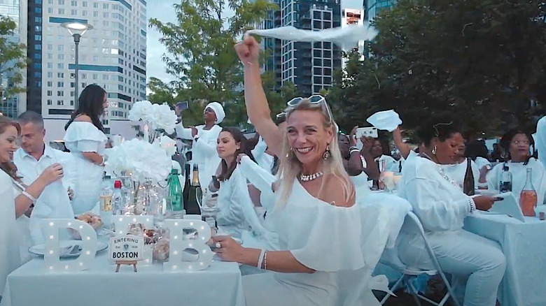 Diner en Blanc woman waving serviette