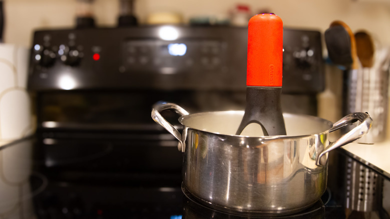 Automatic pan stirrer in steaming pot