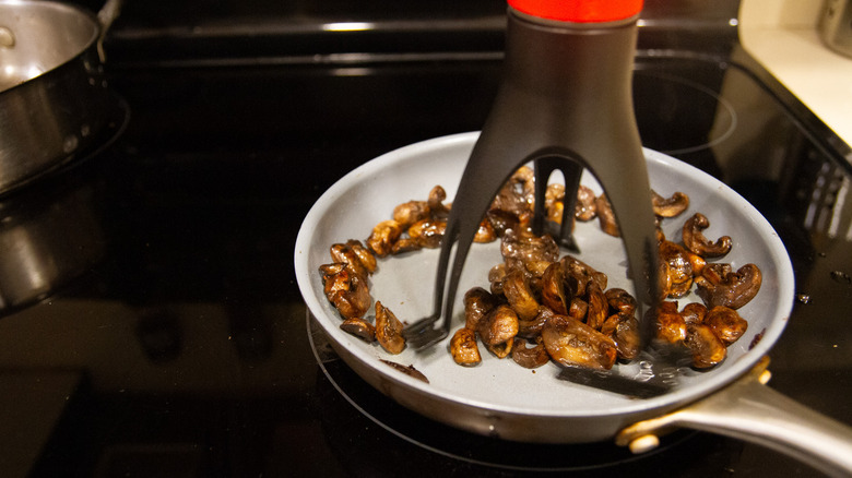 Automatic pan stirrer with mushrooms