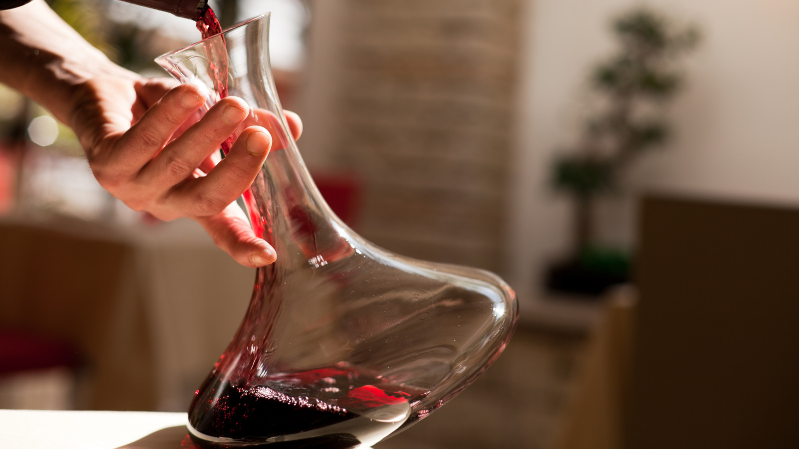 https://www.tastingtable.com/img/gallery/does-hyper-decanting-your-wine-actually-make-it-taste-better/l-intro-1702682446.jpg