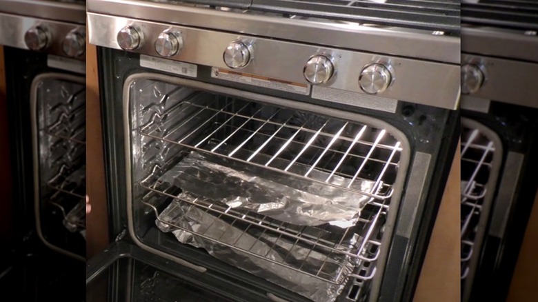 lining oven with aluminum foil 